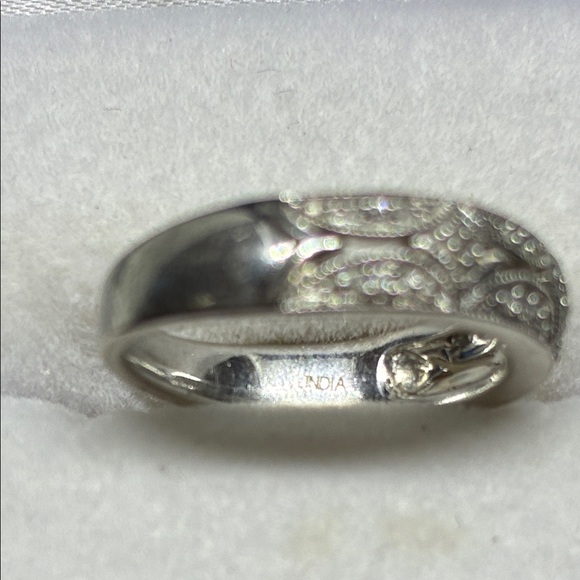Elegant .925 Silver Ring/Band with Diamonds - Picture 7 of 8